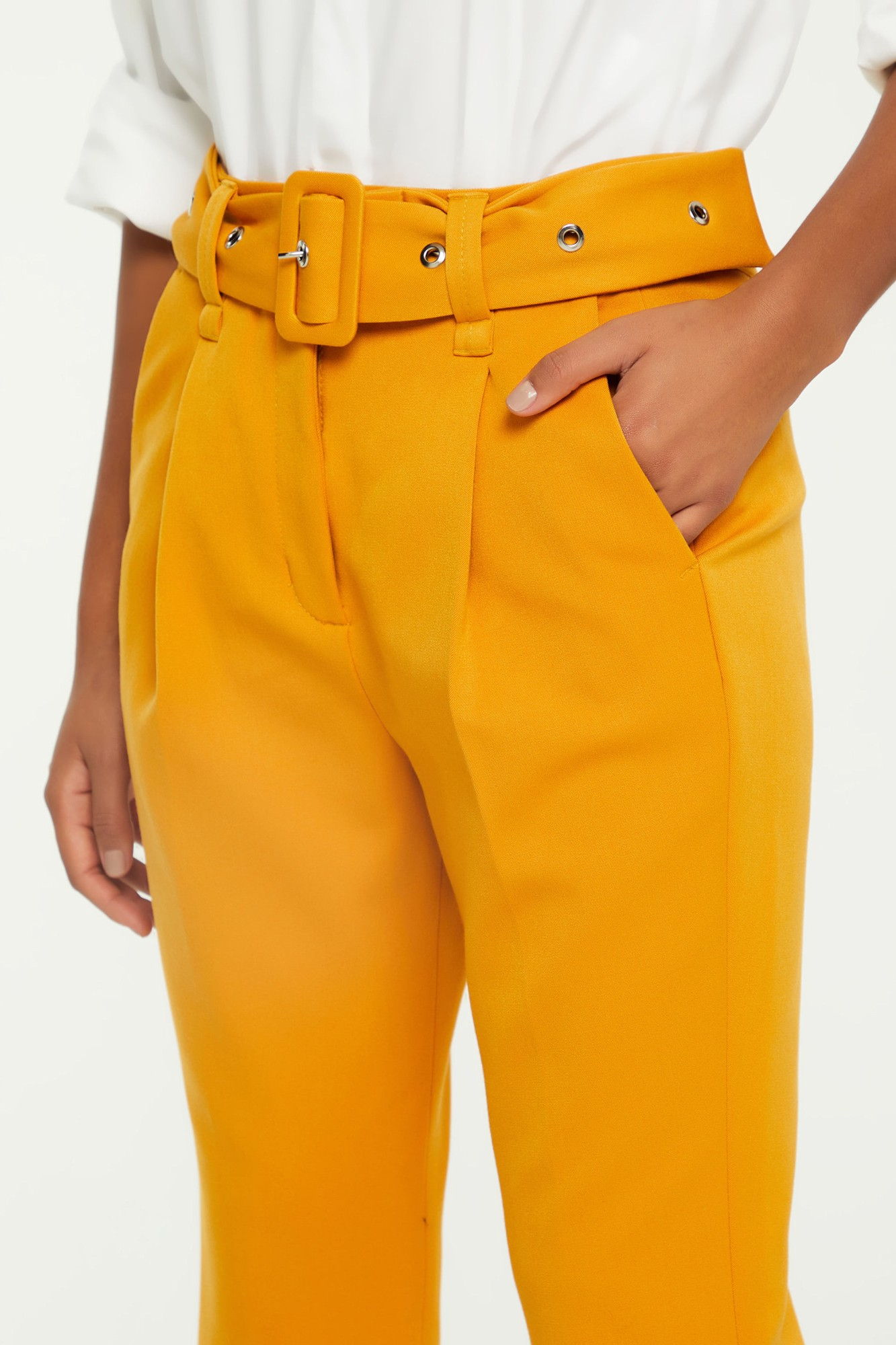 Calça De Alfaiataria Com Pregas e Fivela Forrada Amarelo