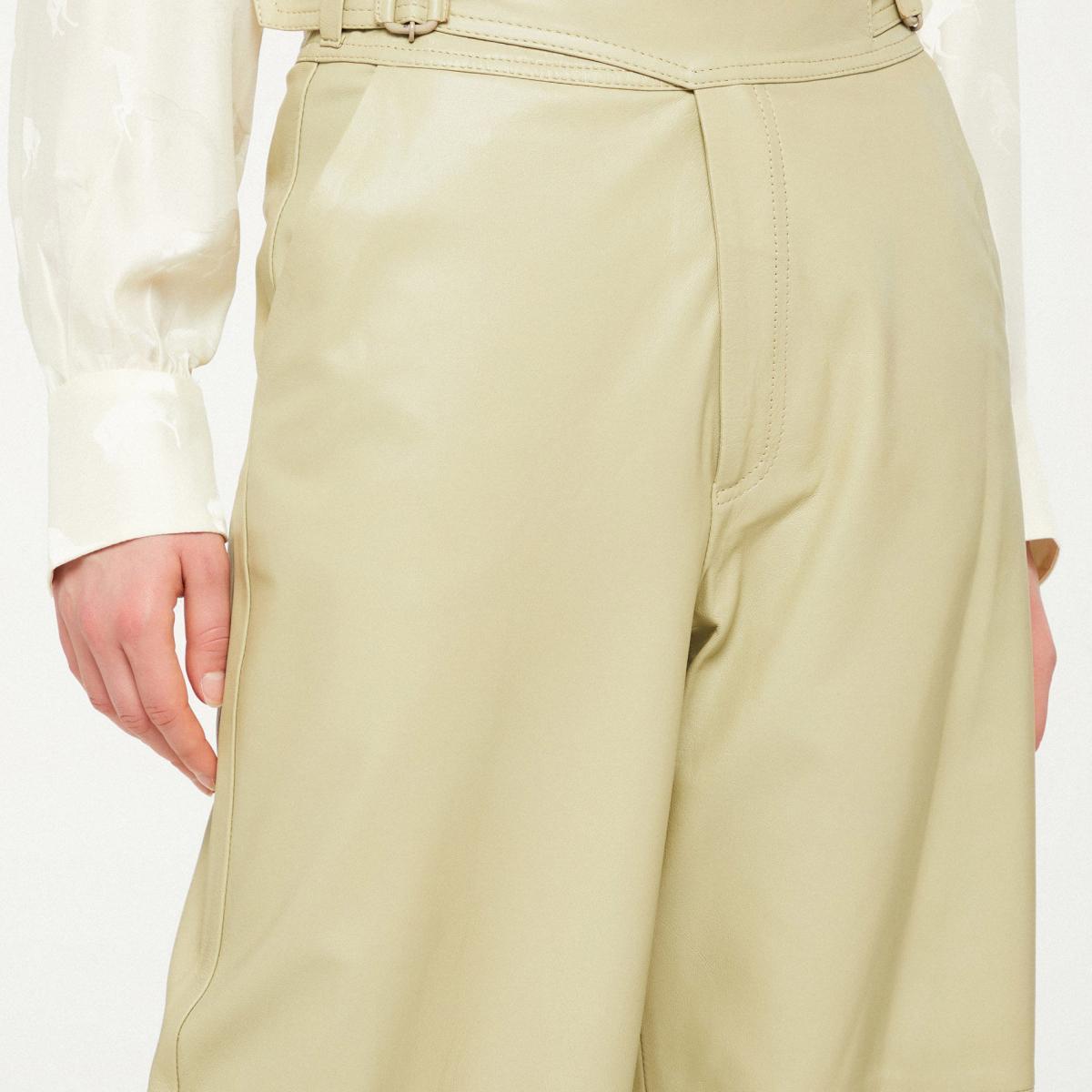 Calça De Couro Pantalona Com Fivela Colorida Calça De Couro Pantalona Com Fivela Colorida