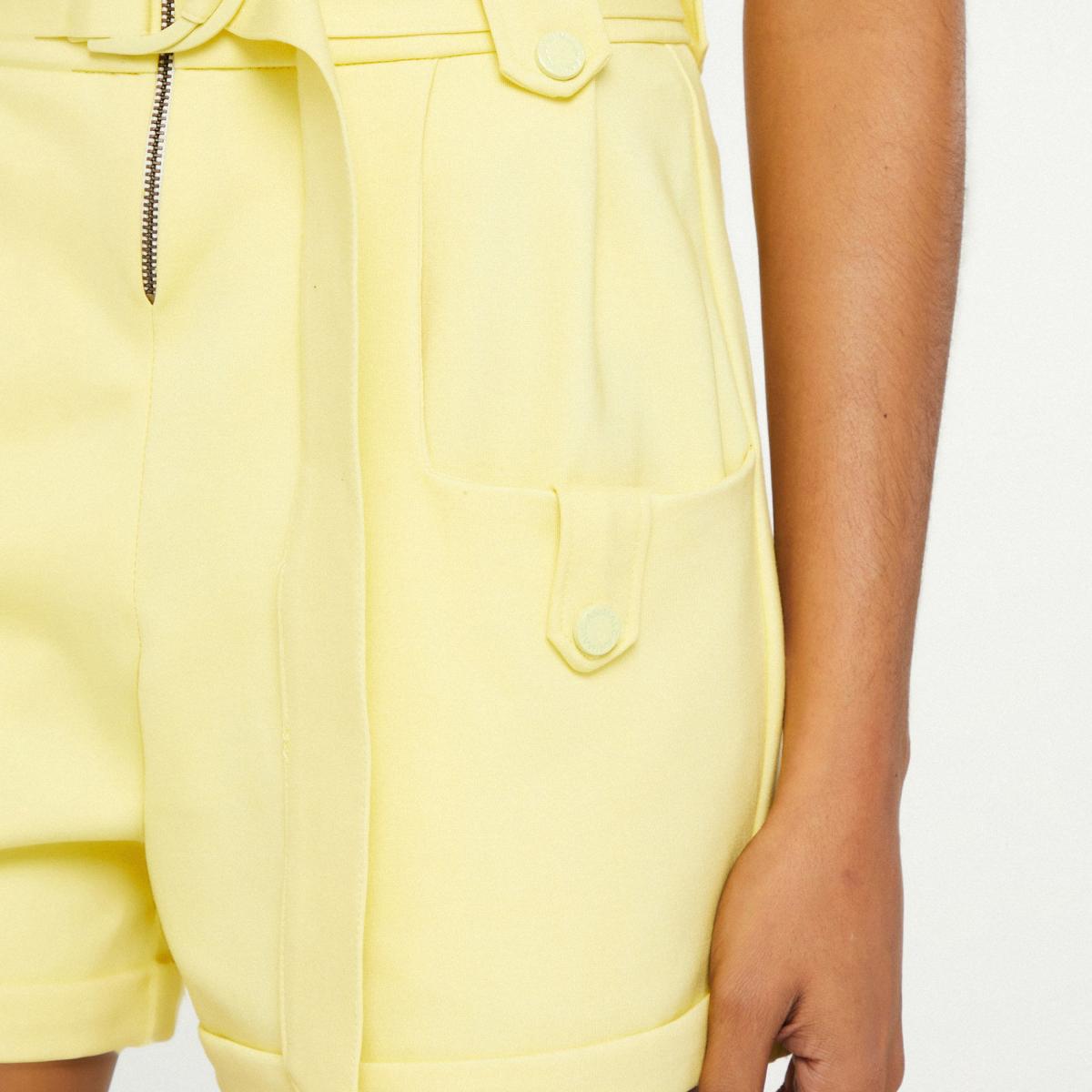 Short De Malha Estruturada Cintura Alta Com Cinto Amarelo