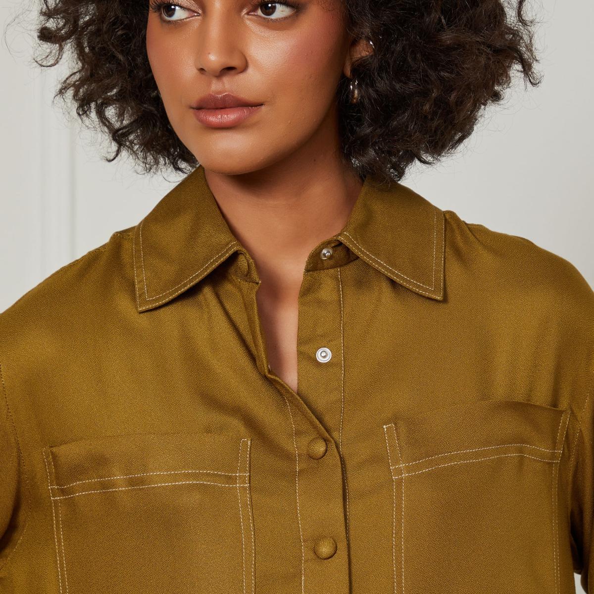 Camisa Com Detalhe Nas Costas e Pespontos Camisa Com Detalhe Nas Costas e Pespontos
