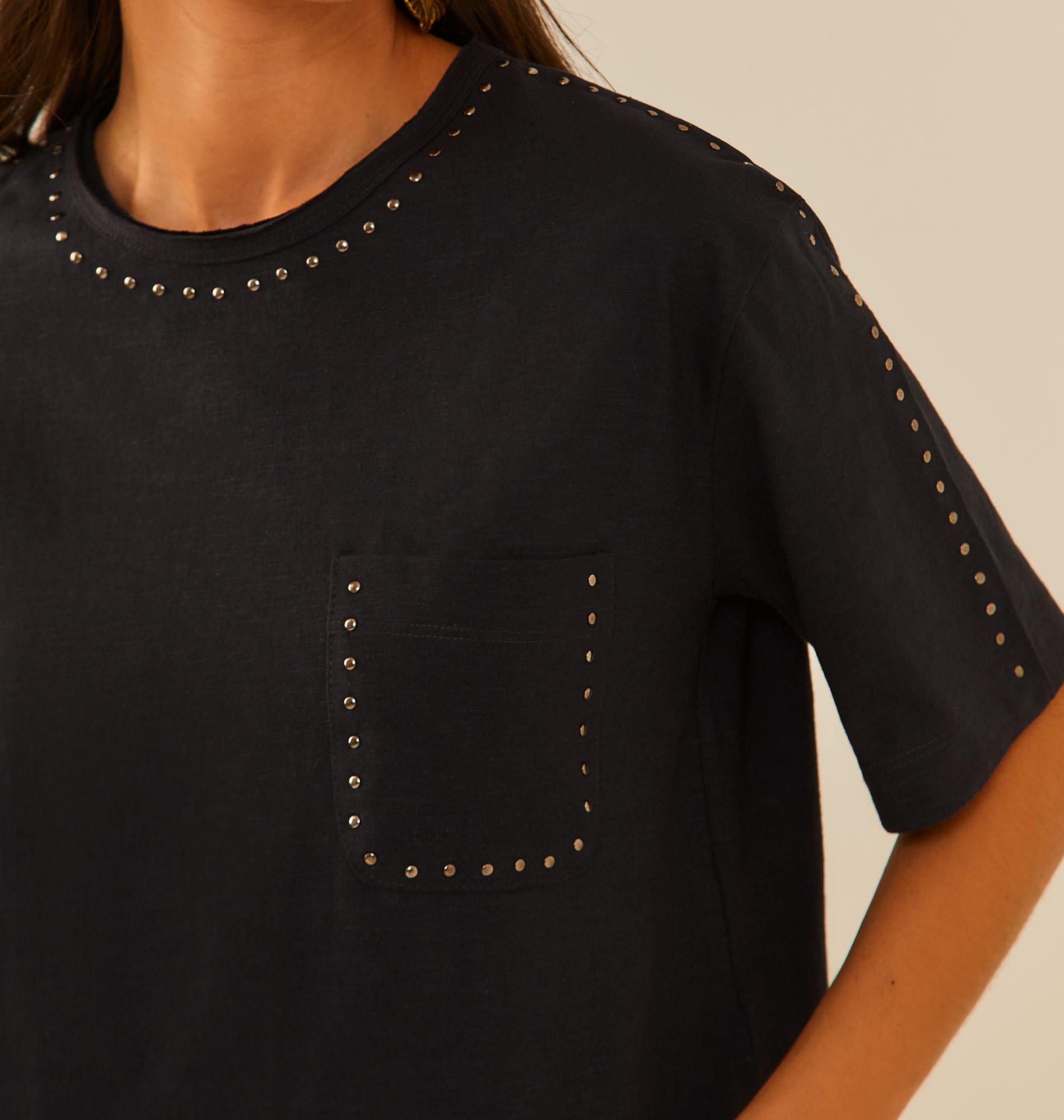Blusa Manga Curta Bolso Tachas