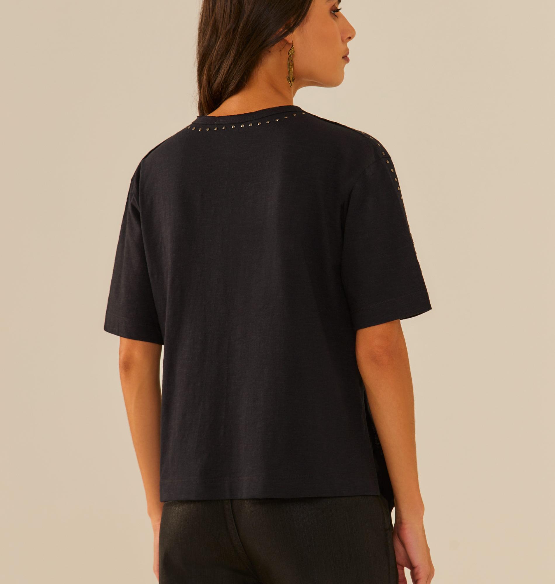 Blusa Manga Curta Bolso Tachas