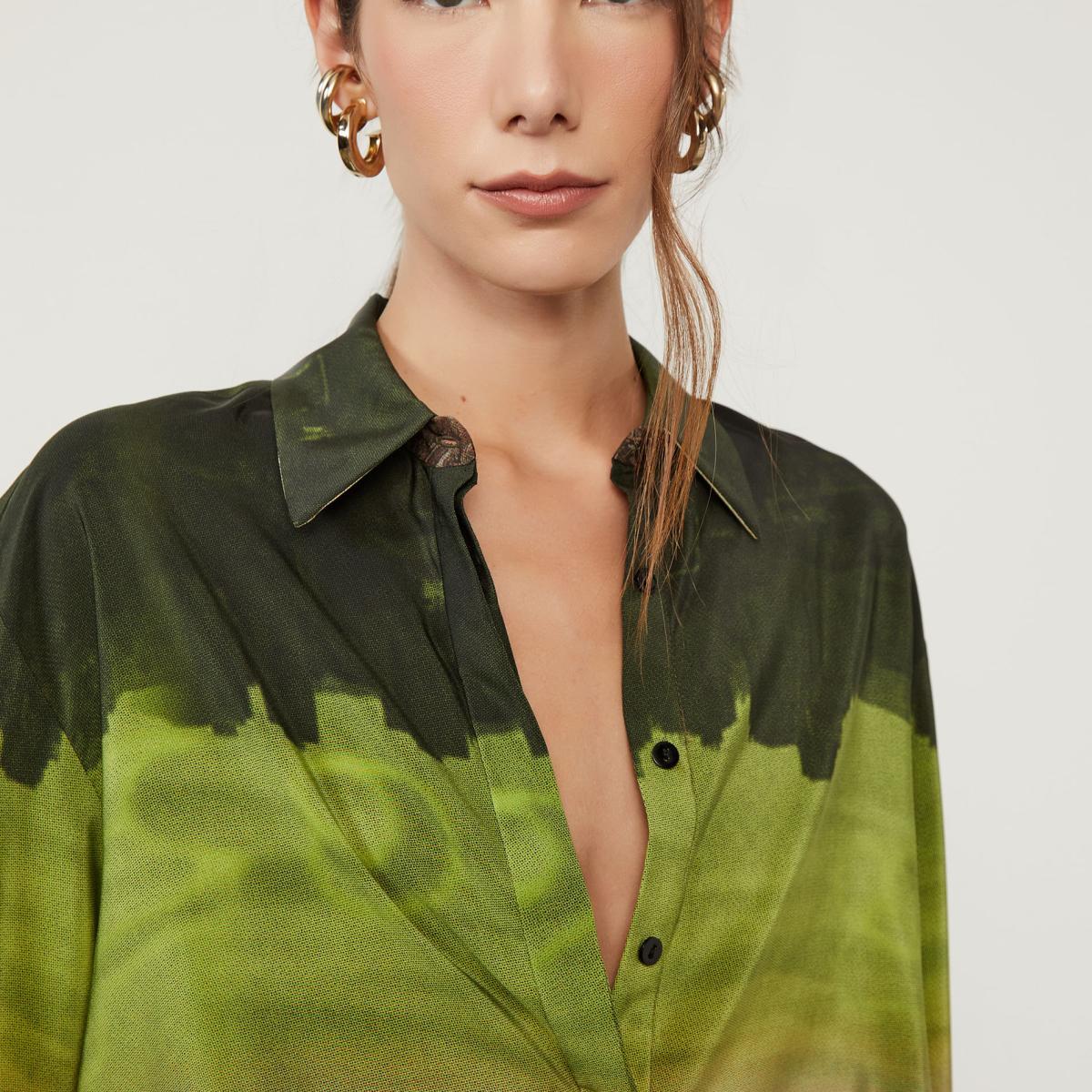 Camisa De Georgette Leve Estampada Fenda Costas