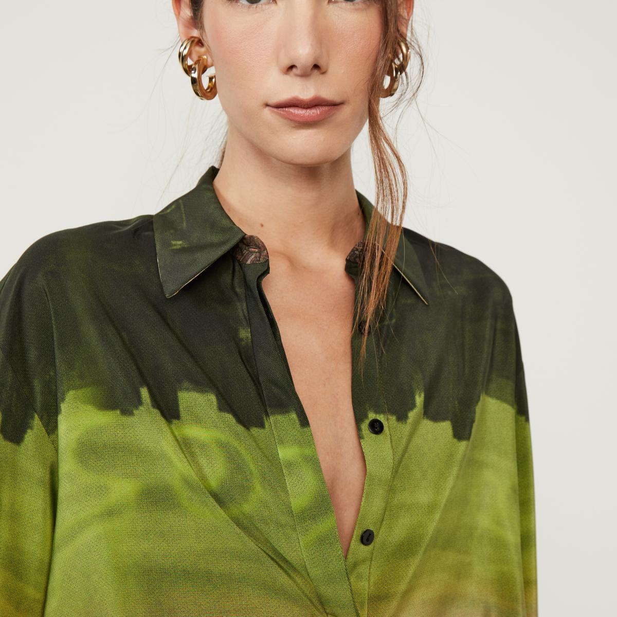 Camisa De Georgette Leve Estampada Fenda Costas