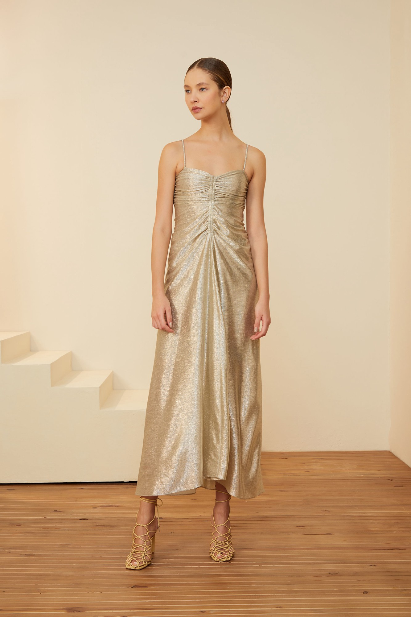 Vestido De Malha Longo Decote Com Pregas Brilho Ouro Claro