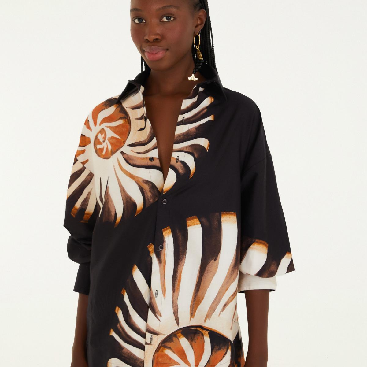 Camisa Estampada Amonita Preto