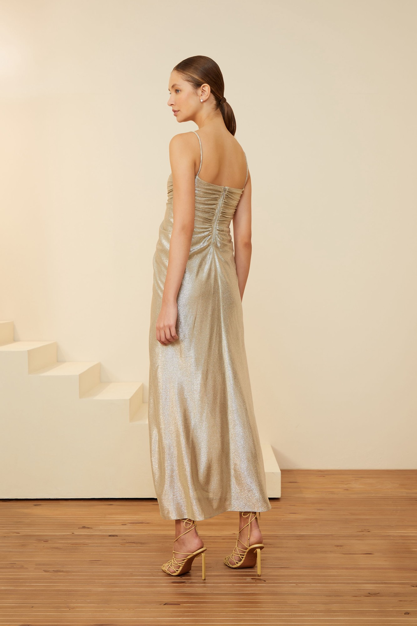 Vestido De Malha Longo Decote Com Pregas Brilho Ouro Claro