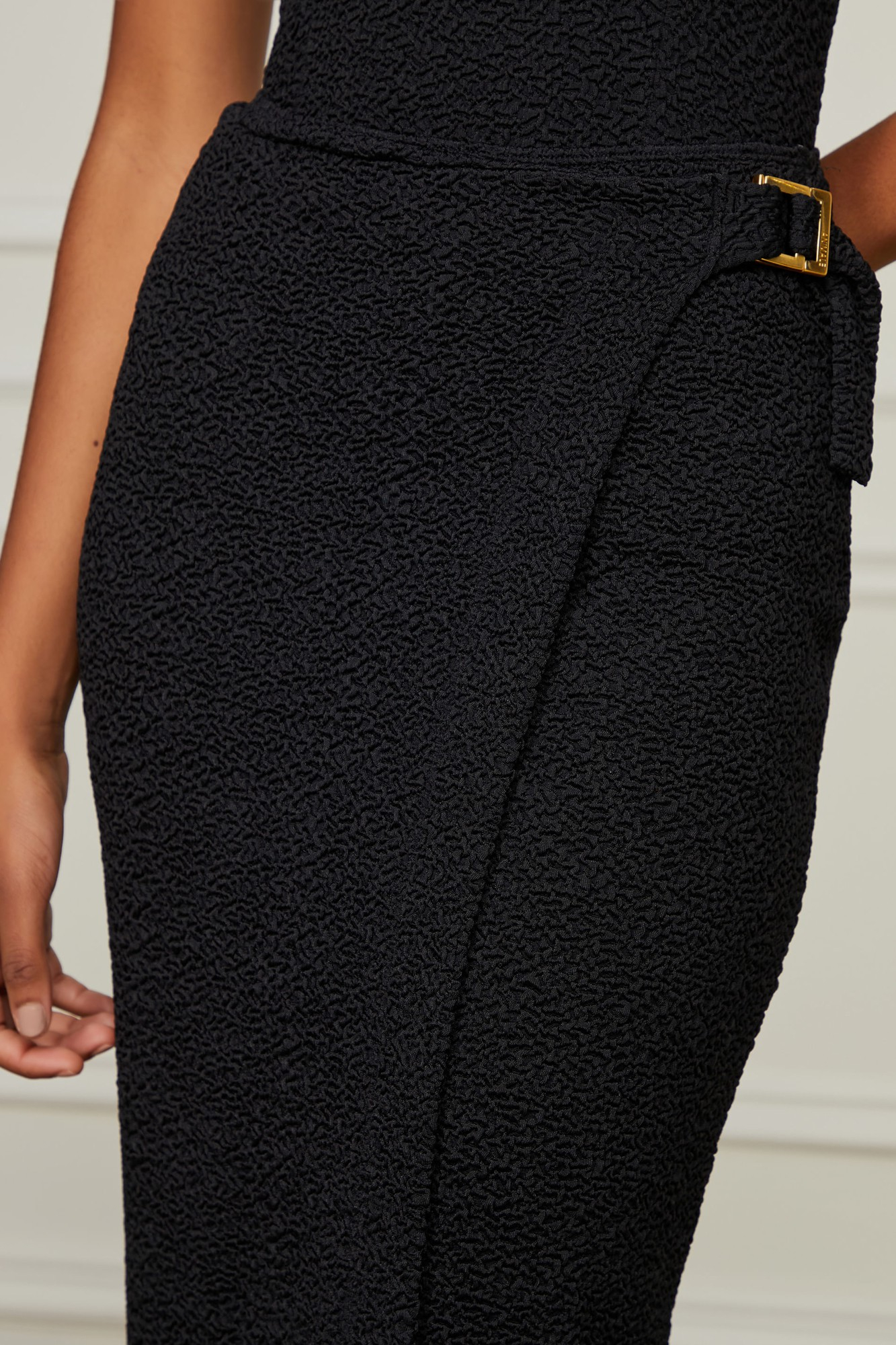 Saia De Malha Creponada Midi Preto Com Fivela Na Lateral