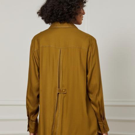 Camisa Com Detalhe Nas Costas e Pespontos Camisa Com Detalhe Nas Costas e Pespontos