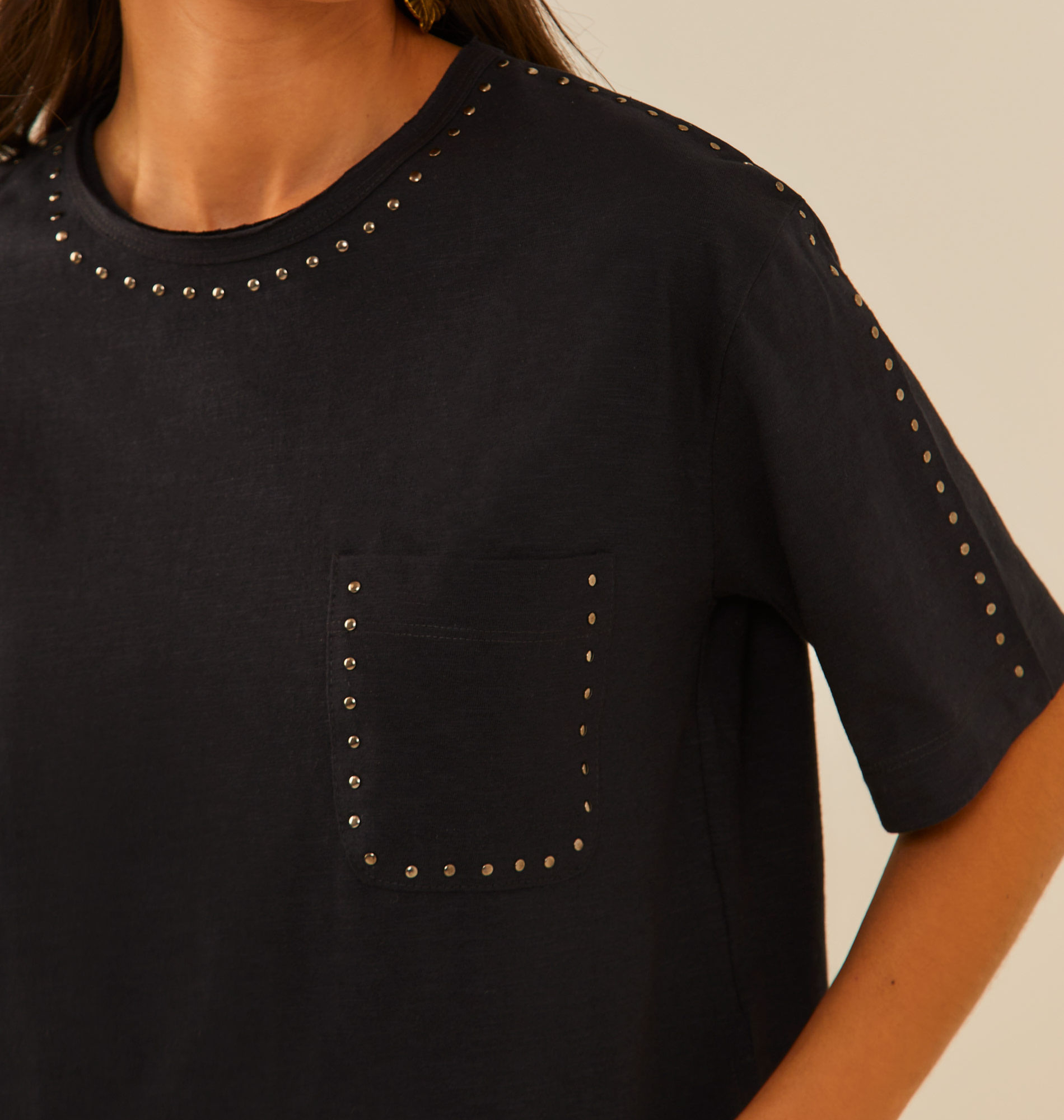 Blusa Manga Curta Bolso Tachas