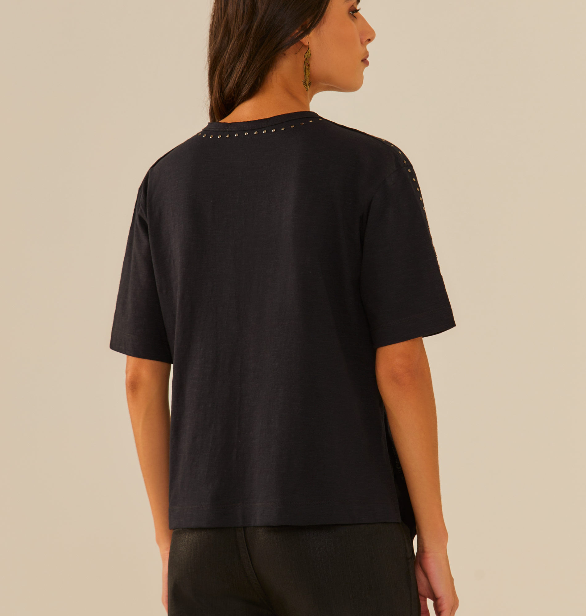 Blusa Manga Curta Bolso Tachas