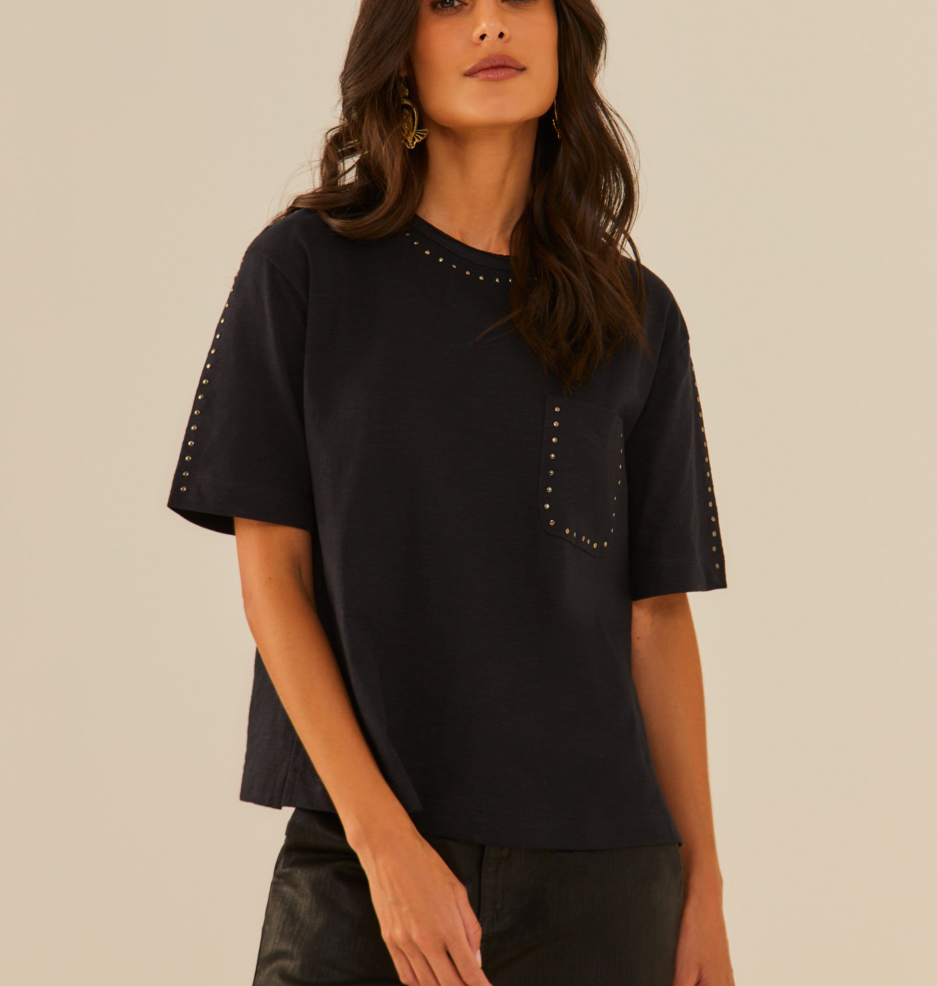 Blusa Manga Curta Bolso Tachas