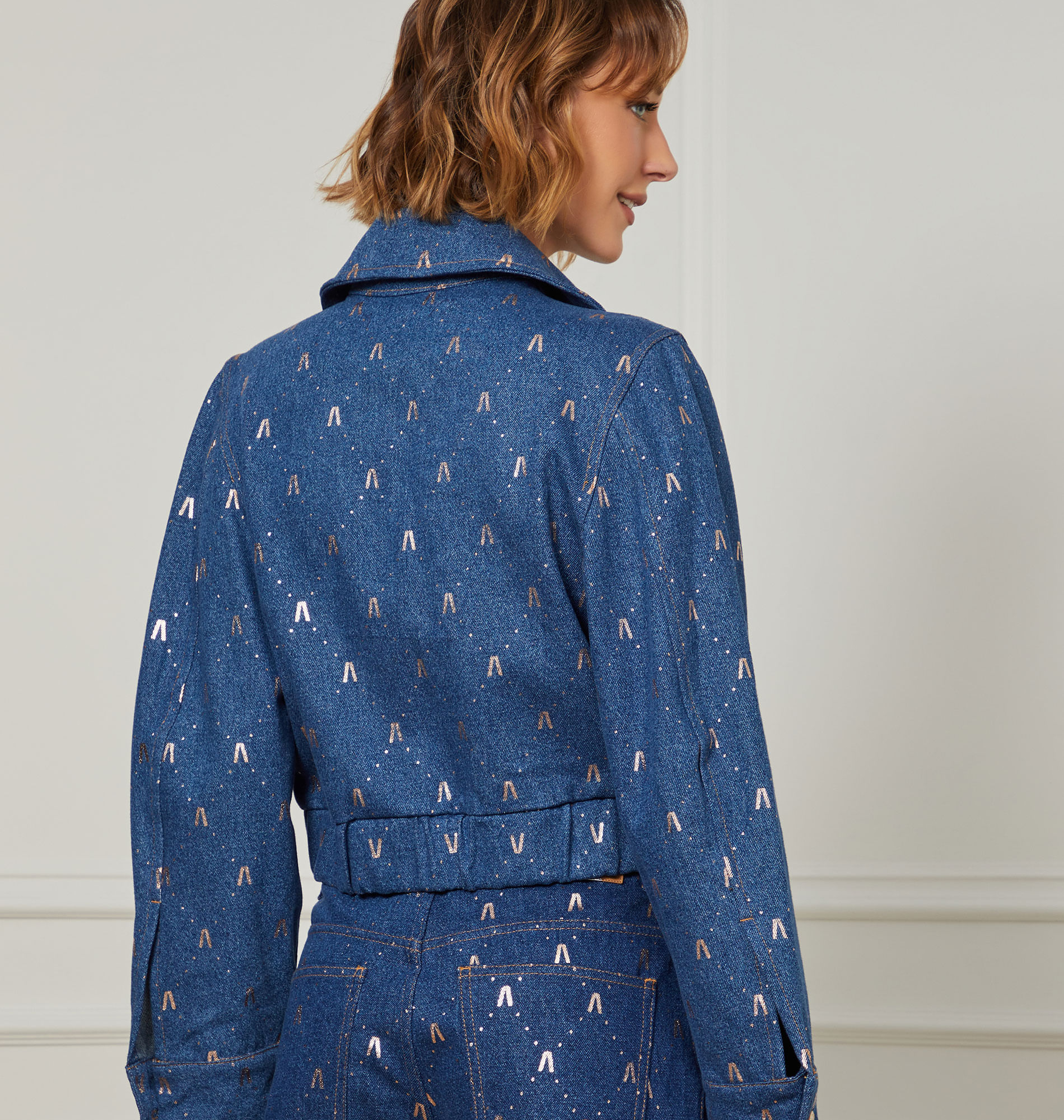 Jaqueta Jeans Com Monograma Metalizado Jaqueta Jeans Com Monograma Metalizado