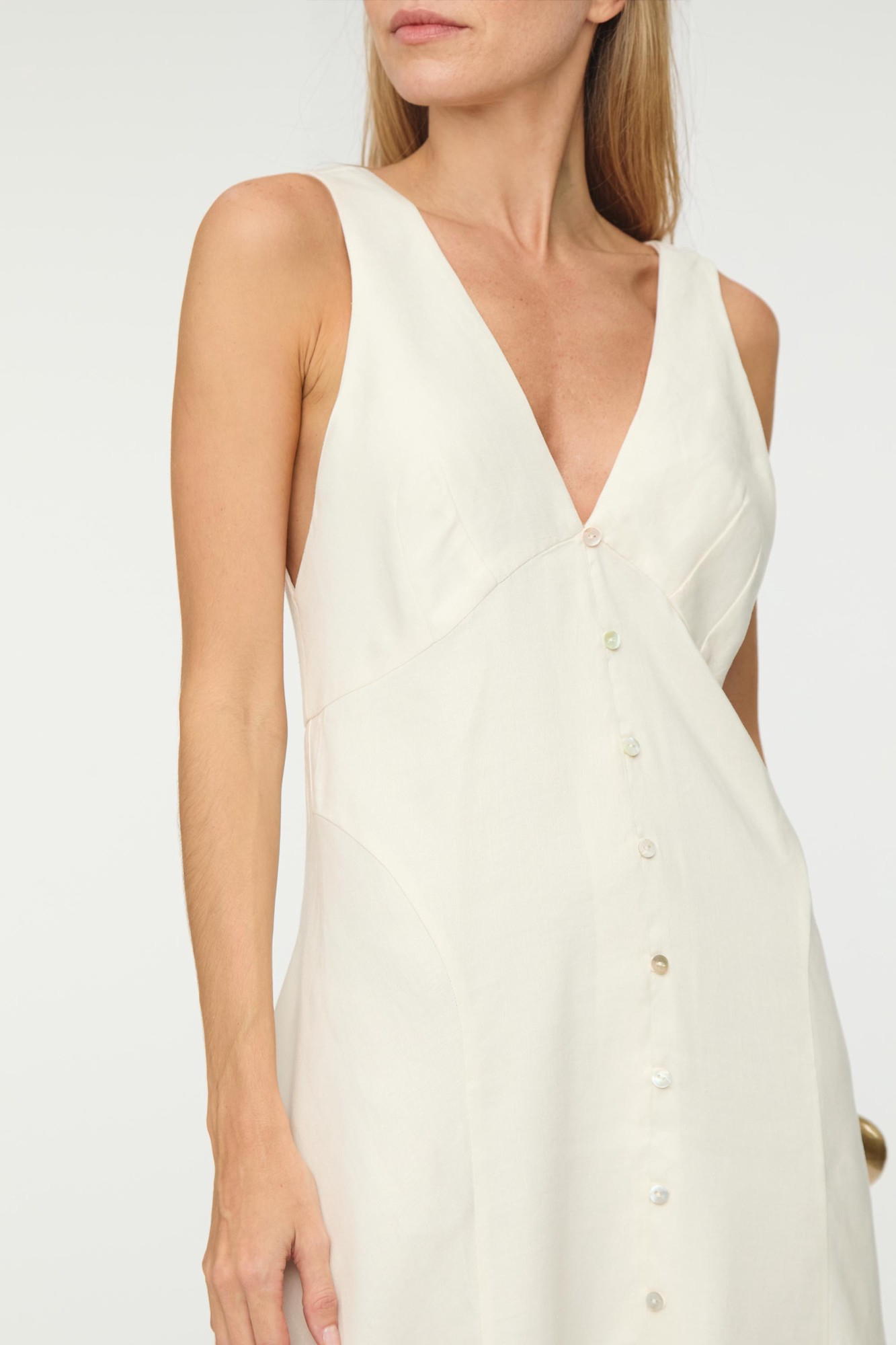 Vestido Midi Sem Manga Decote v Saia Evasê Com Botões Off White Vestido Midi Sem Manga Decote v Saia Evasê Com Botões Off White