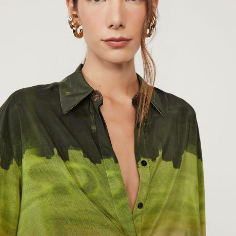 Camisa De Georgette Leve Estampada Fenda Costas