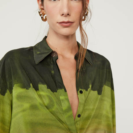 Camisa De Georgette Leve Estampada Fenda Costas